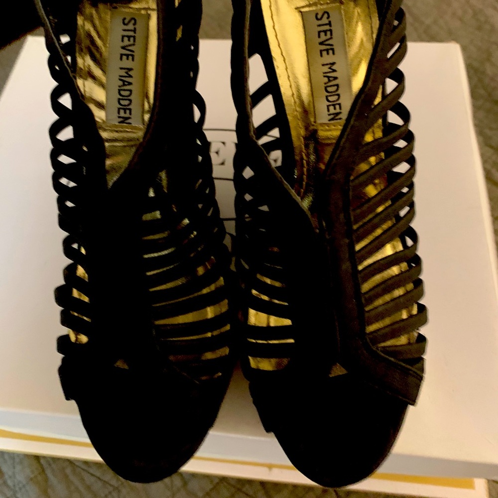 Black wedges